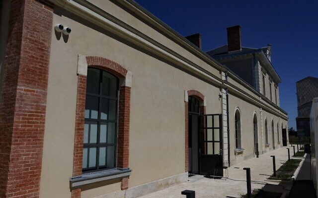 Le centre de mémoire de la gare de Pithiviers après sa réhabilitation en nouveau site de mémoire de la Shoah , à Pithiviers, le 11 juillet 2022. (Crédit : Geoffroy Van der Hasselt / AFP)