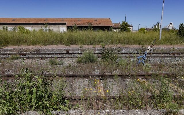 Le centre de mémoire de la gare de Pithiviers, désaffectée, après sa réhabilitation en nouveau site de mémoire de la Shoah , à Pithiviers, le 11 juillet 2022. (Crédit : Geoffroy Van der Hasselt / AFP)-