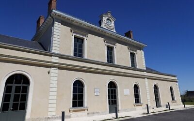 Le centre de mémoire de la gare de Pithiviers après sa réhabilitation en nouveau site de mémoire de la Shoah , à Pithiviers, le 11 juillet 2022. (Crédit : Geoffroy Van der Hasselt / AFP)