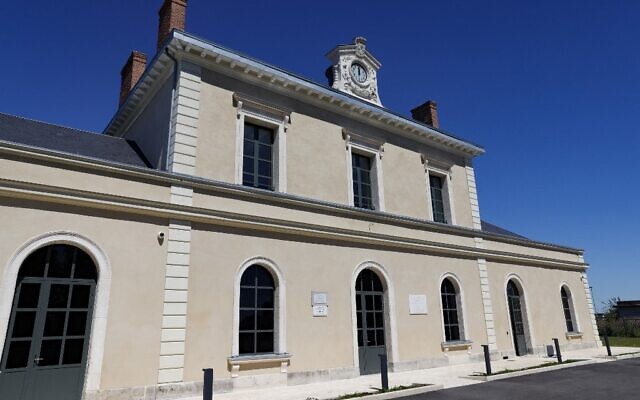 Le centre de mémoire de la gare de Pithiviers après sa réhabilitation en nouveau site de mémoire de la Shoah , à Pithiviers, le 11 juillet 2022. (Crédit : Geoffroy Van der Hasselt / AFP)