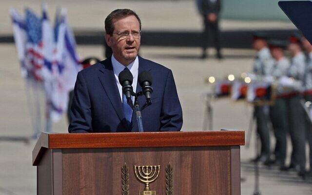 Le président Isaac Herzog s'exprime lors de la cérémonie d'accueil du président américain Joe Biden à l'aéroport, le 13 juillet 2022. (Crédit : JACK GUEZ / AFP) Le président Isaac Herzog s'exprime lors de la cérémonie d'accueil du président américain Joe Biden à l'aéroport, le 13 juillet 2022. (Crédit : JACK GUEZ / AFP)