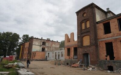 Des travaux de construction se poursuivent dans l'ancien camp de concentration nazi allemand de Soldau à Dzialdowo, en Pologne, le 13 juillet 2022, près du site où a été déterrée la fosse commune d'environ 8 000 victimes nazies, début juillet 2022. (Crédit : JANEK SKARZYNSKI / AFP)