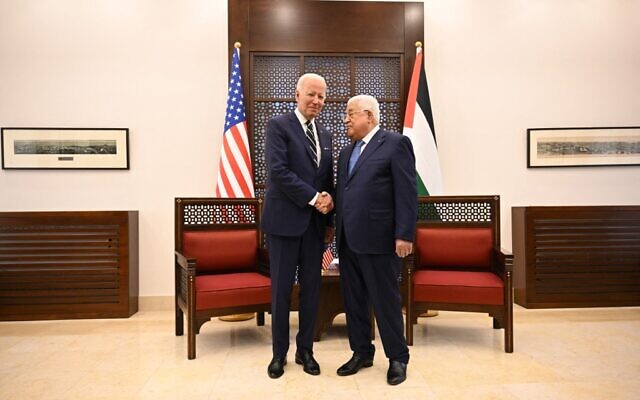 Le président américain Joe Biden est reçu par le président de l'Autorité palestinienne Mahmoud Abbas, le 15 juillet 2022. (Crédit : MANDEL NGAN / AFP) Le président américain Joe Biden est reçu par le président de l'Autorité palestinienne Mahmoud Abbas, le 15 juillet 2022. (Crédit : MANDEL NGAN / AFP)