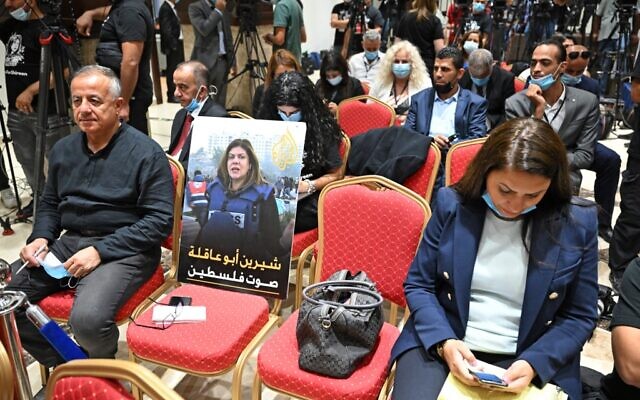 Une chaise avec une affiche montrant la journaliste d'Al Jazeera Shireen Abu Akleh,lors de la conférence de presse conjointe du président de l'Autorité palestinienne Mahmoud Abbas et du président américain Joe Biden à Bethléem, le 15 juillet 2022. (Crédit : MANDEL NGAN / AFP) Une chaise avec une affiche montrant la journaliste d'Al Jazeera Shireen Abu Akleh,lors de la conférence de presse conjointe du président de l'Autorité palestinienne Mahmoud Abbas et du président américain Joe Biden à Bethléem, le 15 juillet 2022. (Crédit : MANDEL NGAN / AFP)