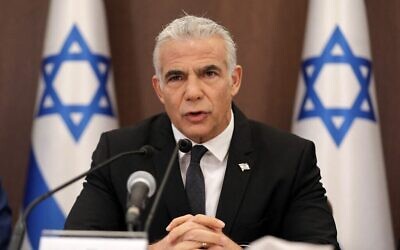 Le Premier ministre Yair Lapid dirige une réunion du cabinet au bureau du Premier ministre à Jérusalem, le 17 juillet 2022. (Crédit : Abir SULTAN / POOL / AFP)