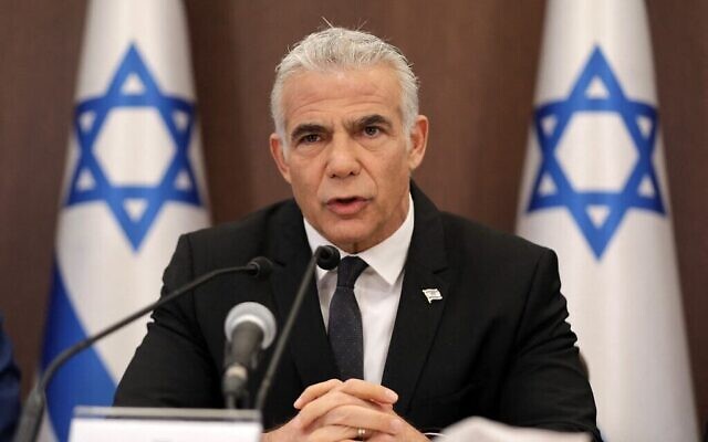 Le Premier ministre Yair Lapid dirige une réunion du cabinet au bureau du Premier ministre à Jérusalem, le 17 juillet 2022. (Crédit : Abir SULTAN / POOL / AFP) Le Premier ministre Yair Lapid dirige une réunion du cabinet au bureau du Premier ministre à Jérusalem, le 17 juillet 2022. (Crédit : Abir SULTAN / POOL / AFP)