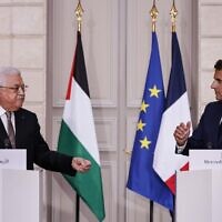 Le dirigeant de l'Autorité palestinienne Mahmoud Abbas et le président français Emmanuel Macron participant à une conférence de presse commune au palais présidentiel de l'Élysée, à Paris, le 20 juillet 2022. (Crédit : Ludovic Marin/POOL/AFP)