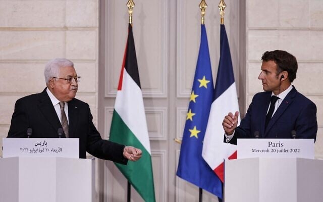 Le dirigeant de l'Autorité palestinienne Mahmoud Abbas et le président français Emmanuel Macron participant à une conférence de presse commune au palais présidentiel de l'Élysée, à Paris, le 20 juillet 2022. (Crédit : Ludovic Marin/POOL/AFP) Le dirigeant de l'Autorité palestinienne Mahmoud Abbas et le président français Emmanuel Macron participant à une conférence de presse commune au palais présidentiel de l'Élysée, à Paris, le 20 juillet 2022. (Crédit : Ludovic Marin/POOL/AFP)