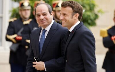 Le président français Macron accueille le président égyptien Abdel Fattah al-Sisi (à gauche) à l'Elysée à Paris le 22 juillet 2022. (Crédit : Ludovic MARIN / AFP)