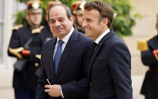 Le président français Macron accueille le président égyptien Abdel Fattah al-Sisi (à gauche) à l'Elysée à Paris le 22 juillet 2022. (Crédit : Ludovic MARIN / AFP)