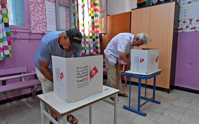 Des Tunisiens votent lors d'un référendum sur un projet de constitution présenté par le président du pays, dans un bureau de vote du quartier de l'Ariana, près de la capitale, le 25 juillet 2022. (Crédit : FETHI BELAID / AFP) Des Tunisiens votent lors d'un référendum sur un projet de constitution présenté par le président du pays, dans un bureau de vote du quartier de l'Ariana, près de la capitale, le 25 juillet 2022. (Crédit : FETHI BELAID / AFP)