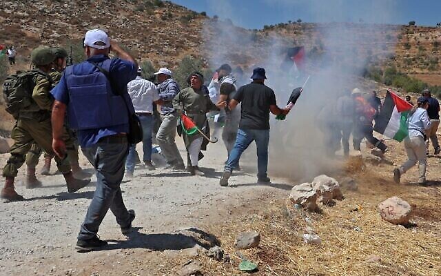 Des Palestiniens participent à une manifestation dans le village d’al-Mughayyir, au Nord-Est de Ramallah, en Cisjordanie, le 29 juillet 2022. (Crédit : Abbas Momani/AFP) Des Palestiniens participent à une manifestation dans le village d’al-Mughayyir, au Nord-Est de Ramallah, en Cisjordanie, le 29 juillet 2022. (Crédit : Abbas Momani/AFP)
