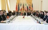 Des diplomates iraniens et des représentants des puissances du P5+1 réunis pour discuter de l'accord sur le nucléaire de 2015 - connu sous l’acronyme JCPOA -, à Vienne, en Autriche, le 25 avril 2017. (Crédit : Joe Klamar/AFP)