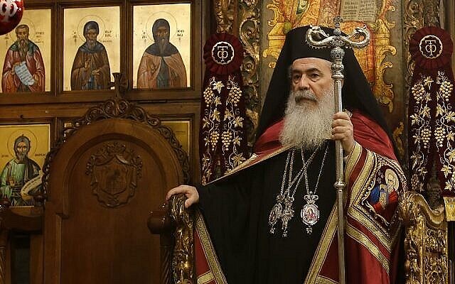 Le patriarche grec orthodoxe de Jérusalem, Théophile III, préside la messe de minuit de Noël pour les grecs orthodoxes à l’église de la Nativité, dans la ville biblique de Bethléem, en Cisjordanie, le 7 janvier 2018. (Crédit : Musa Al Shaer/AFP) Le patriarche grec orthodoxe de Jérusalem, Théophile III, préside la messe de minuit de Noël pour les grecs orthodoxes à l’église de la Nativité, dans la ville biblique de Bethléem, en Cisjordanie, le 7 janvier 2018. (Crédit : Musa Al Shaer/AFP)