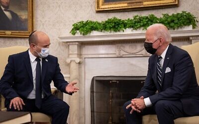 Le président américain, Joe Biden avec le Premier ministre de l'époque Naftali Bennett à la Maison Blanche, à Washington, DC, le 27 août 2021. (Crédit : Sarahbeth Maney-Pool/Getty Images/AFP)
