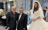 Le ministre des Affaires sociales Meir Cohen (à gauche) avec le député Moshe Gafni lors du mariage de la petite-fille de Gafni, Tamar Brecher, le 3 juillet 2022 (Crédit : Capture d'écran/Twitter)