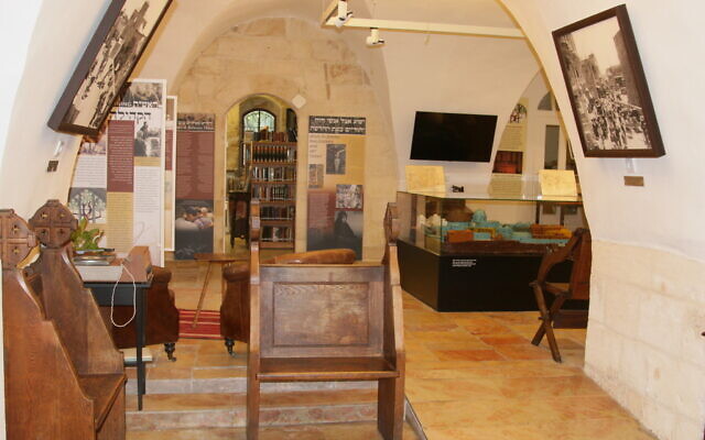 Intérieur du musée du Patrimoine du complexe Emanuel, juin 2022. (Crédit : Shmuel Bar-Am)