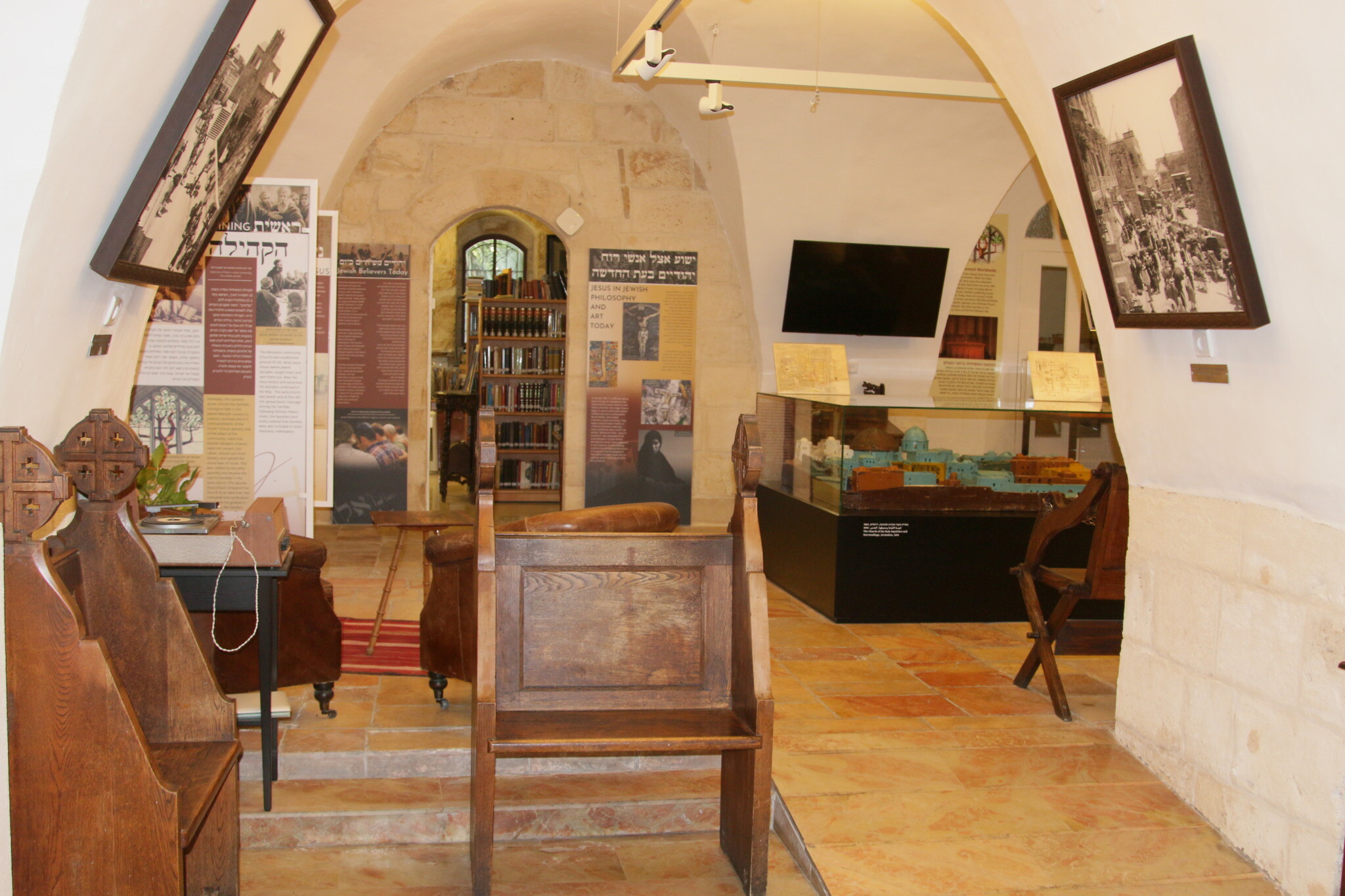 Intérieur du musée du Patrimoine du complexe Emanuel, juin 2022. (Crédit : Shmuel Bar-Am)