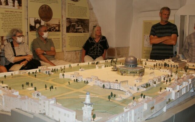 Une maquette de la Vieille Ville réalisée par Conrad Schick en 1873 qui comprend une reproduction exacte du mont du Temple, juin 2022. (Crédit : Shmuel Bar-Am)