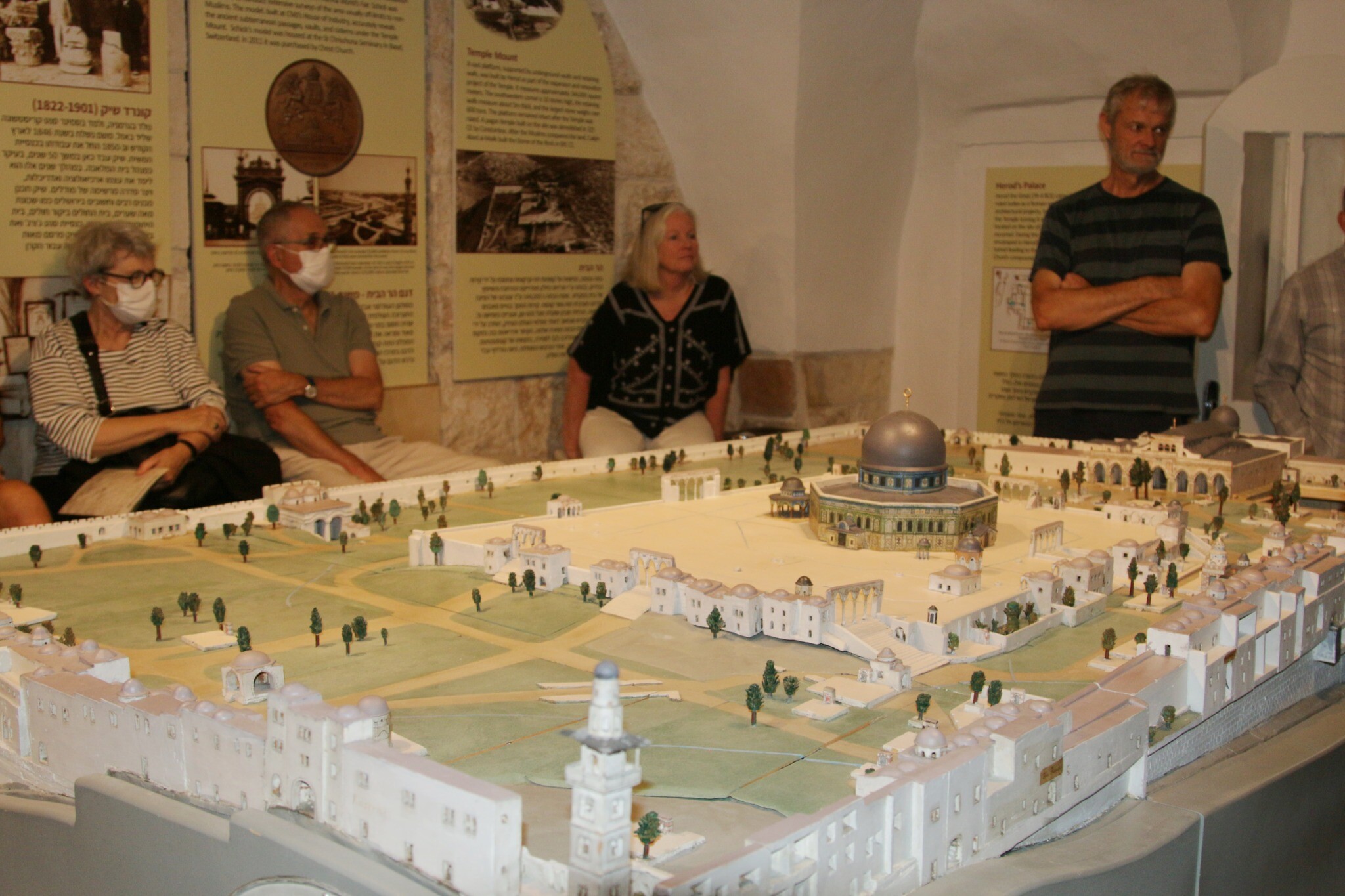 Une maquette de la Vieille Ville réalisée par Conrad Schick en 1873 qui comprend une reproduction exacte du mont du Temple, juin 2022. (Crédit : Shmuel Bar-Am)