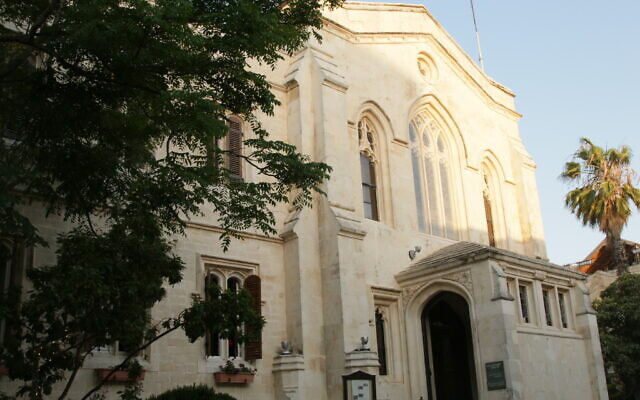 Extérieur de la Christ Church dans la Vieille Ville de Jérusalem, juin 2022. (Crédit : Shmuel Bar-Am)
