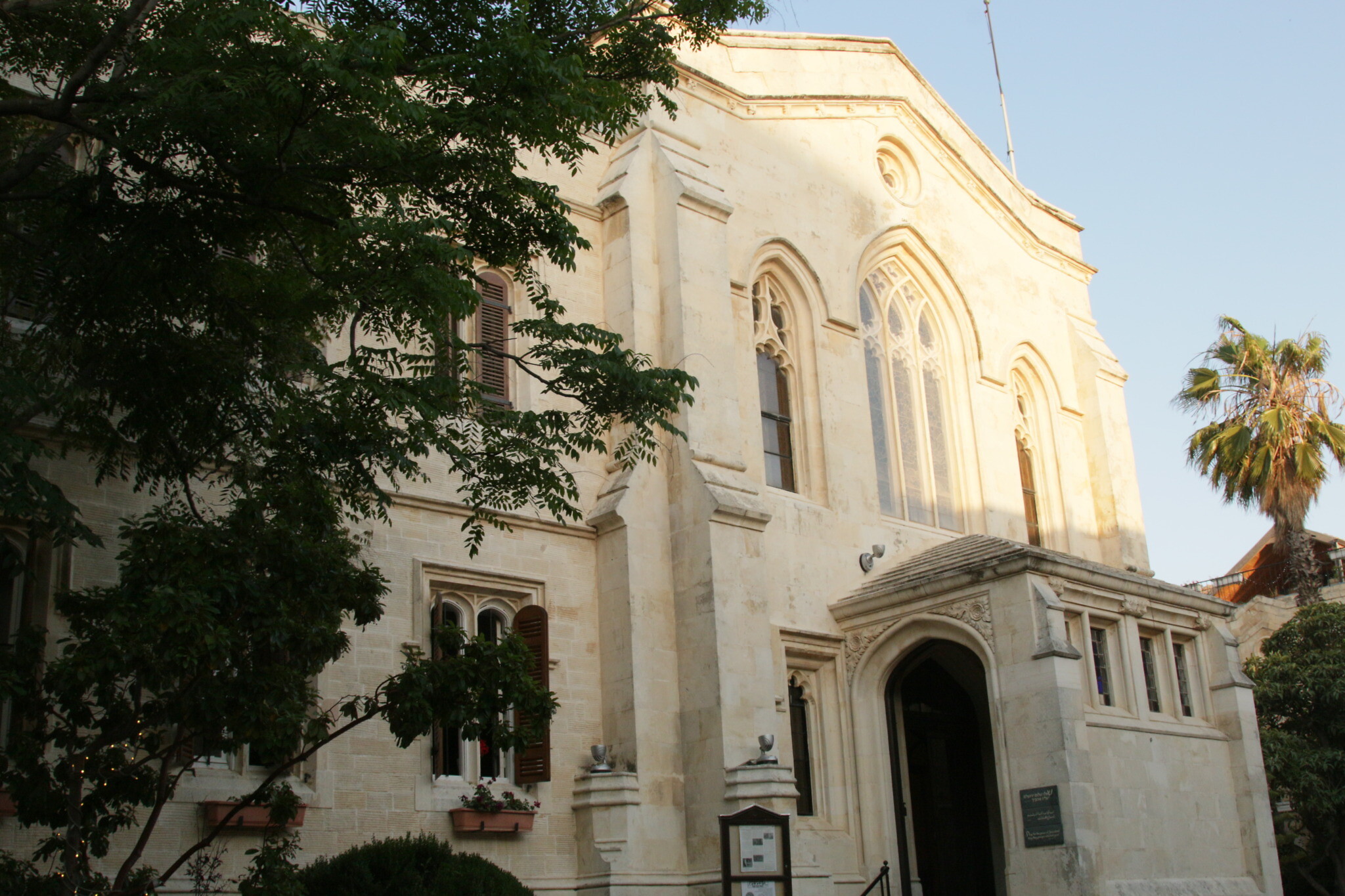 Extérieur de la Christ Church dans la Vieille Ville de Jérusalem, juin 2022. (Crédit : Shmuel Bar-Am)