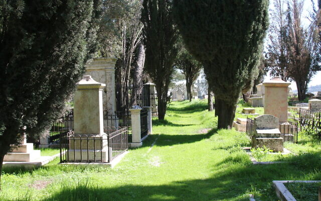 Le cimetière protestant du Mont Sion, juin 2022. (Crédit : Shmuel Bar-Am)