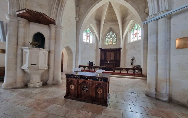La Christ Church de Jérusalem est dépouillée de la plupart des symboles chrétiens et est conçue pour ressembler à une synagogue afin de rendre le culte confortable pour les juifs messianiques. Cette photo du sanctuaire a été prise en juin 2022. (Crédit : Shmuel Bar-Am)