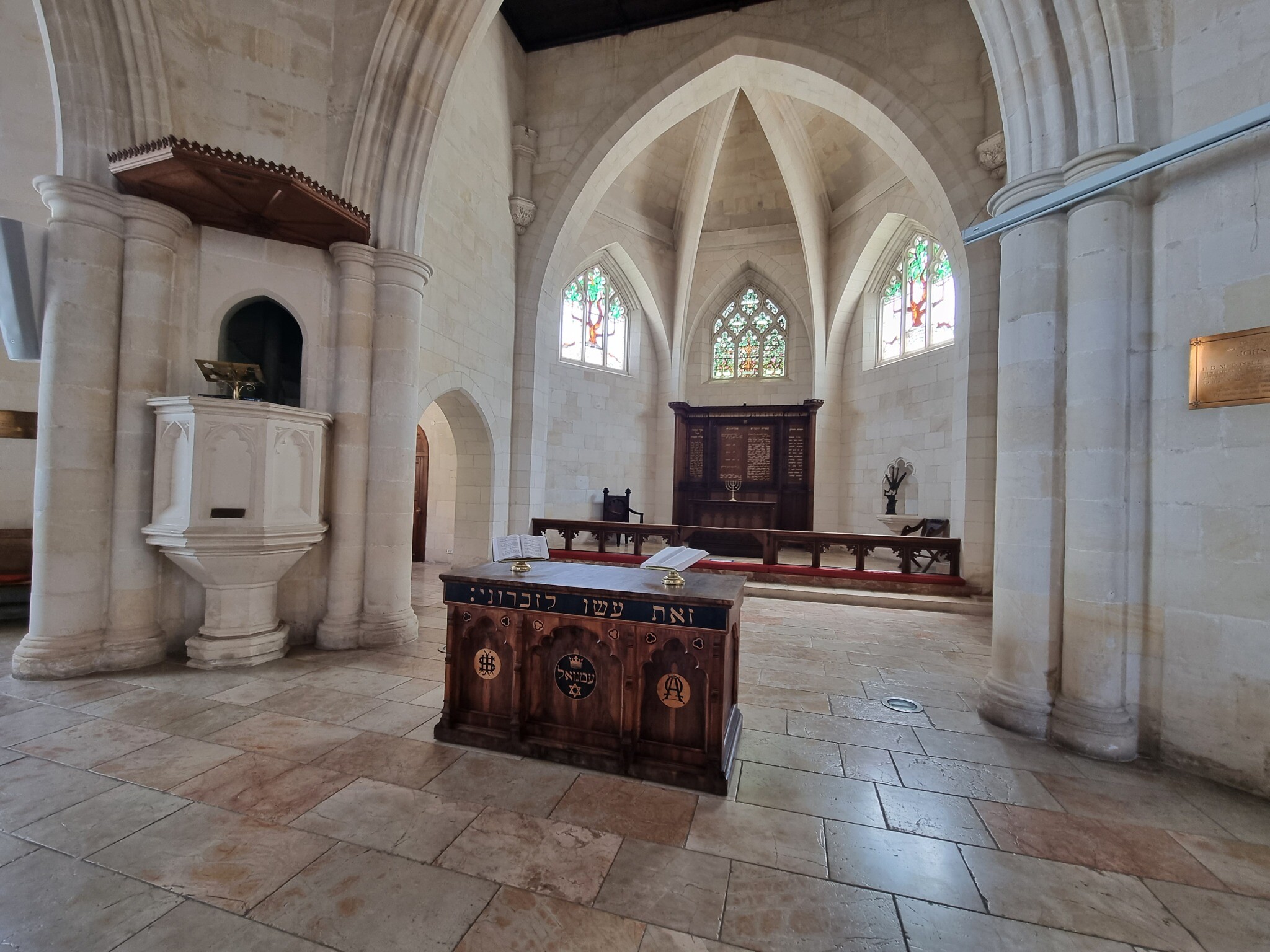 La Christ Church de Jérusalem est dépouillée de la plupart des symboles chrétiens et est conçue pour ressembler à une synagogue afin de rendre le culte confortable pour les juifs messianiques. Cette photo du sanctuaire a été prise en juin 2022. (Crédit : Shmuel Bar-Am)