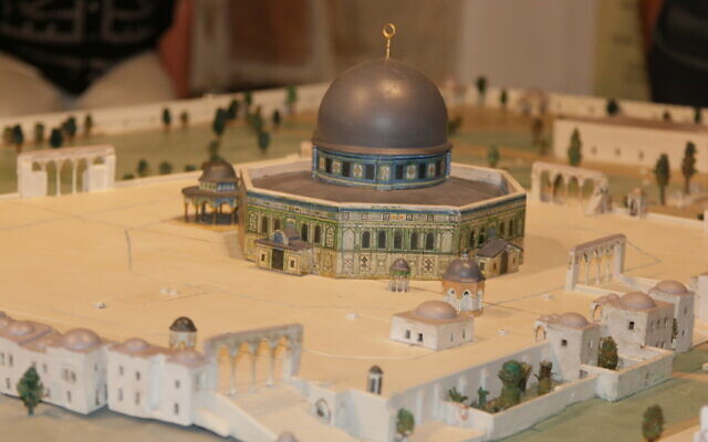Une maquette de la Vieille Ville réalisée par Conrad Schick en 1873 qui comprend une reproduction exacte du mont du Temple, juin 2022. (Crédit: Shmuel Bar-Am)