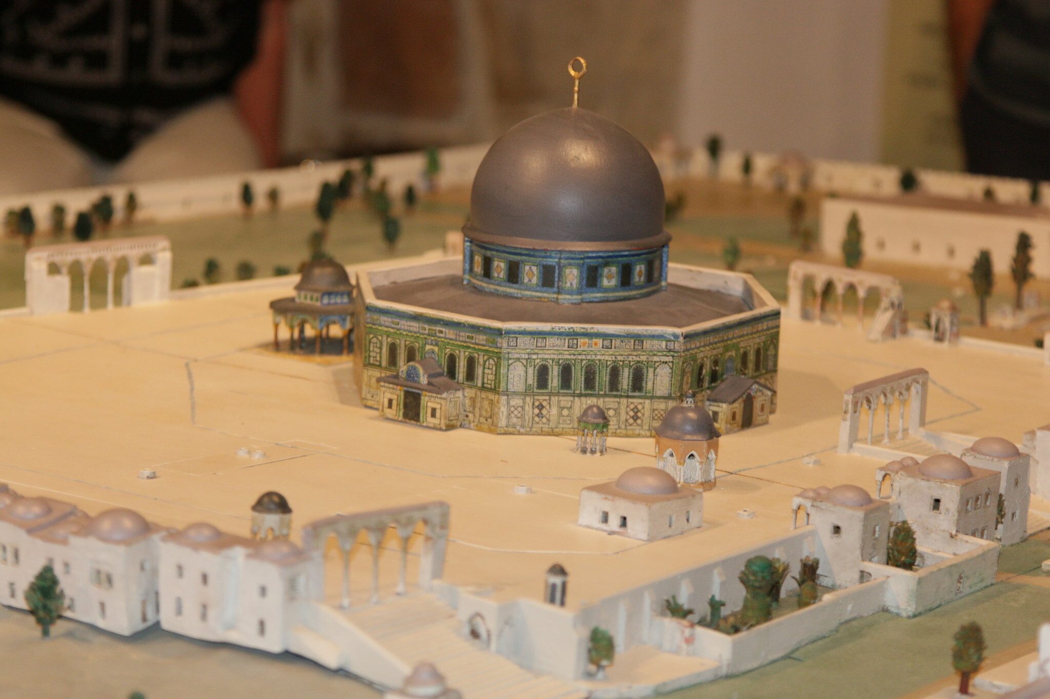 Une maquette de la Vieille Ville réalisée par Conrad Schick en 1873 qui comprend une reproduction exacte du mont du Temple, juin 2022. (Crédit: Shmuel Bar-Am)