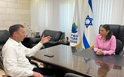 La dirigeante de Yamina et ministre de l'Intérieur Ayelet Shaked (à droite) rencontre le vice-ministre des Affaires religieuses Matan Kahana dimanche pour discuter de l'avenir du parti. (Crédit : Autorisation du Bureau de Matan Kahana)