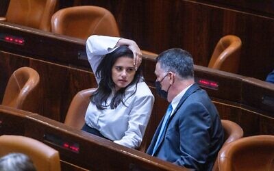 La députée Ayelet Shaked (à gauche) s'entretient avec le chef de Tikva Hadasha, Gideon Saar, à la Knesset à Jérusalem, le 2 juin 2021. (Crédit : Olivier Fitoussi/Flash90)