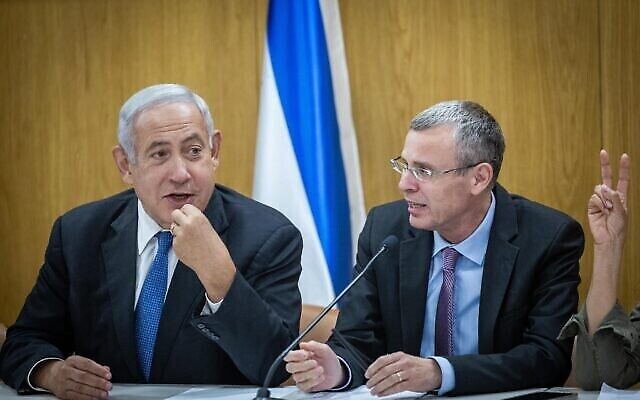 Le chef du parti Likud Benjamin Netanyahu, à gauche, et le président de faction Yariv Levin, à droite, dirigent la réunion de faction de leur parti à la Knesset, le 23 mai 2022. (Crédit : Yonatan Sindel/Flash90) Le chef du parti Likud Benjamin Netanyahu, à gauche, et le président de faction Yariv Levin, à droite, dirigent la réunion de faction de leur parti à la Knesset, le 23 mai 2022. (Crédit : Yonatan Sindel/Flash90)