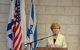 L'envoyée spéciale américaine pour surveiller et combattre l'antisémitisme Deborah Lipstadt s'exprime lors du forum "New Tools in Combating Contemporary Antisemitism" à l'Université hébraïque de Jérusalem, le 5 juillet 2022. (Crédit : Université hébraïque de Jérusalem)