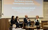De gauche à droite : Fleur Hassan-Nahoum, maire adjointe de Jérusalem et cofondatrice du Conseil des affaires israélo-émiraties ; Ruth Cohen Dar, directrice du ministère des Affaires étrangères israélien pour la mémoire de la Shoah et la lutte contre l'antisémitisme ; Jonathan Greenblatt, président de l'ADL ; et Deborah Lipstadt, envoyée spéciale des États-Unis pour surveiller et combattre l'antisémitisme, lors d'un débat au forum "New Tools in Combating Contemporary Antisemitism" à l'Université hébraïque de Jérusalem, le 5 juillet 2022. (Crédit : Yaakov Schwartz/Times of Israel)