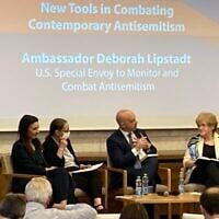 De gauche à droite : Fleur Hassan-Nahoum, maire adjointe de Jérusalem et cofondatrice du Conseil des affaires israélo-émiraties ; Ruth Cohen Dar, directrice du ministère des Affaires étrangères israélien pour la mémoire de la Shoah et la lutte contre l'antisémitisme ; Jonathan Greenblatt, président de l'ADL ; et Deborah Lipstadt, envoyée spéciale des États-Unis pour surveiller et combattre l'antisémitisme, lors d'un débat au forum "New Tools in Combating Contemporary Antisemitism" à l'Université hébraïque de Jérusalem, le 5 juillet 2022. (Crédit : Yaakov Schwartz/Times of Israel)