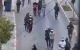 Une capture d'écran montre des troupes israéliennes escortant des Palestiniens détenus à Silwad, en Cisjordanie, le 6 juillet 2022 (Crédit : Capture d'écran/Twitter).