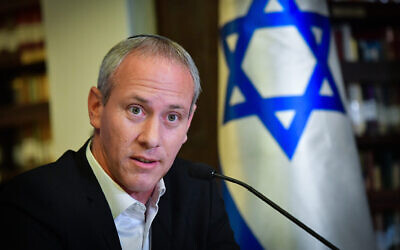 Le ministre sortant de la Culture et des Sports, Chili Tropper, à Tel Aviv, le 6 avril 2022. (Crédit : Avshalom Sassoni/Flash90)