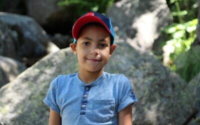 Dror Smajda, âgé de 7 ans, qui a fait une chute mortelle dans un hôtel de Barcelone le 4 juillet 2022. (Crédit : Capture d'écran/Twitter)