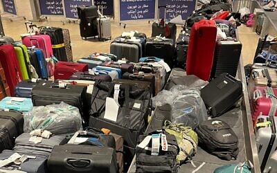 Valises abandonnées à l'aéroport Ben Gurion, juillet 2022 (Crédit : Autorisation)