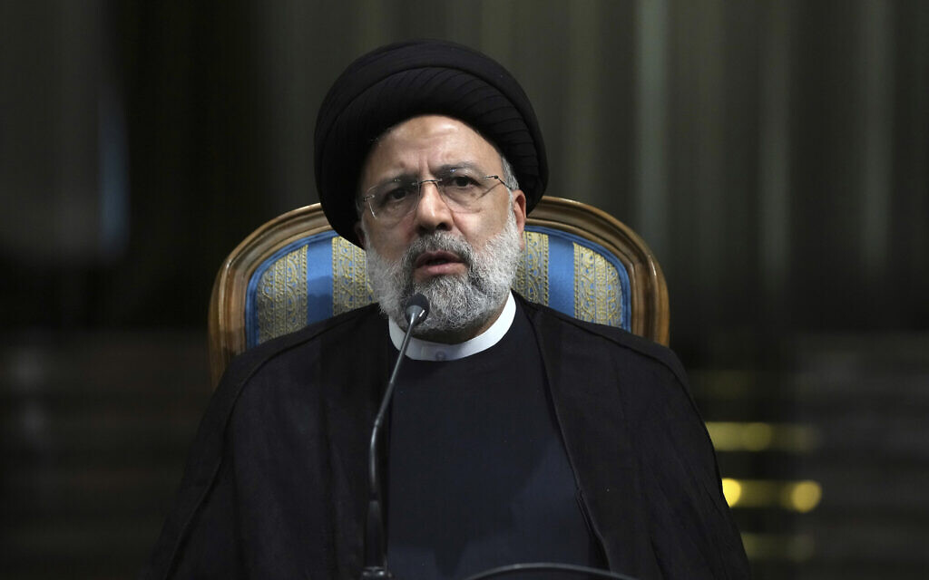Le président iranien Ebrahim Raissi s'exprime au palais de Saadabad à Téhéran, en Iran, le 11 juin 2022. (Crédit : Vahid Salemi/AP) Le président iranien Ebrahim Raissi s'exprime au palais de Saadabad à Téhéran, en Iran, le 11 juin 2022. (Crédit : Vahid Salemi/AP)