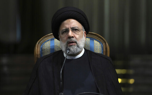 Le président iranien Ebrahim Raissi s'exprime au palais de Saadabad à Téhéran, en Iran, le 11 juin 2022. (Crédit : Vahid Salemi/AP) Le président iranien Ebrahim Raissi s'exprime au palais de Saadabad à Téhéran, en Iran, le 11 juin 2022. (Crédit : Vahid Salemi/AP)