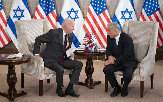 Le président américain Joe Biden, à gauche, et le Premier ministre Yair Lapid s'adressent aux médias après leur rencontre à Jérusalem, le 14 juillet 2022. (Crédit : Evan Vucci/AP) Le président américain Joe Biden, à gauche, et le Premier ministre Yair Lapid s'adressent aux médias après leur rencontre à Jérusalem, le 14 juillet 2022. (Crédit : Evan Vucci/AP)