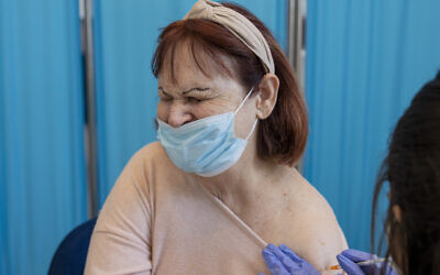Une femme reçoit un vaccin contre le coronavirus à Petah Tikva, en Israël, le mardi 4 janvier 2022. Illustration (Crédit : Ariel Schalit/AP)