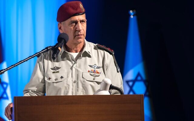 Le chef de Tsahal Aviv Kohavi s'exprimant lors d'une cérémonie marquant le changement de chef du Commandement du Front intérieur, le 17 juillet 2022. (Crédit : Armée israélienne)