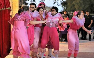 Un ensemble du théâtre arabo-juif de Jaffa qui se produira au Jaffa 110 le 28 juillet 2022 (Crédit : Autorisation/Keren Manor).