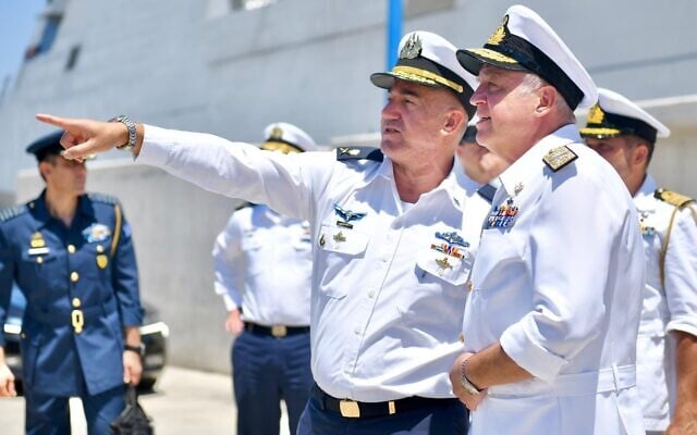 Le chef de la marine israélienne David Salama (à gauche) et le chef de la marine hellénique, Stylianos Petrakis à la base navale de Haïfa, le 19 juillet 2022. (Crédit : Tsahal) Le chef de la marine israélienne David Salama (à gauche) et le chef de la marine hellénique, Stylianos Petrakis à la base navale de Haïfa, le 19 juillet 2022. (Crédit : Tsahal)