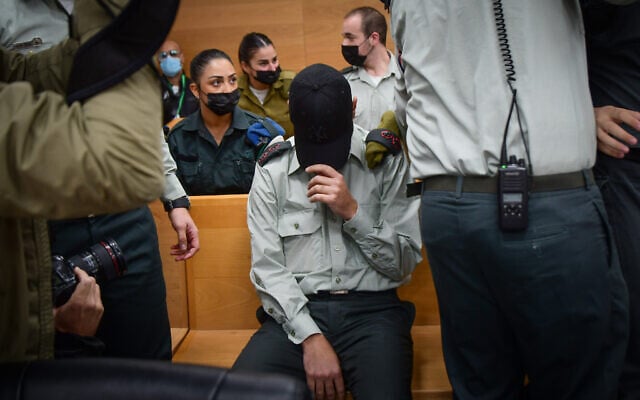 Le lieutenant-colonel Dan Sharoni, officier de l’armée israélienne accusé d'infractions sexuelles, lors d'une audience au tribunal militaire de Tel Aviv, le 5 décembre 2021. (Crédit : Avshalom Sassoni/Flash90) Le lieutenant-colonel Dan Sharoni, officier de l’armée israélienne accusé d'infractions sexuelles, lors d'une audience au tribunal militaire de Tel Aviv, le 5 décembre 2021. (Crédit : Avshalom Sassoni/Flash90)