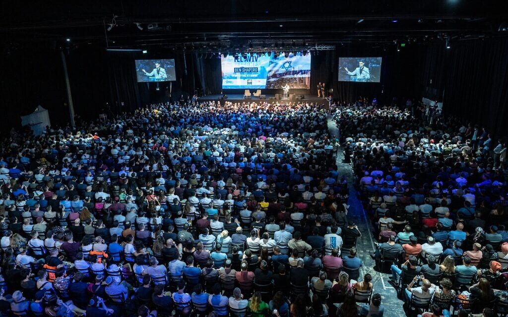 Ben Shapiro, personnalité médiatique et conservateur américain, prend la parole lors d'un événement à Tel Aviv, le 20 juillet 2022 (Crédit : Nadav Cohen Yonatan, GoLive) Ben Shapiro, personnalité médiatique et conservateur américain, prend la parole lors d'un événement à Tel Aviv, le 20 juillet 2022 (Crédit : Nadav Cohen Yonatan, GoLive)